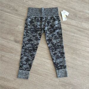 NWT- Zella Women’s Charcoal Cropped Leggings